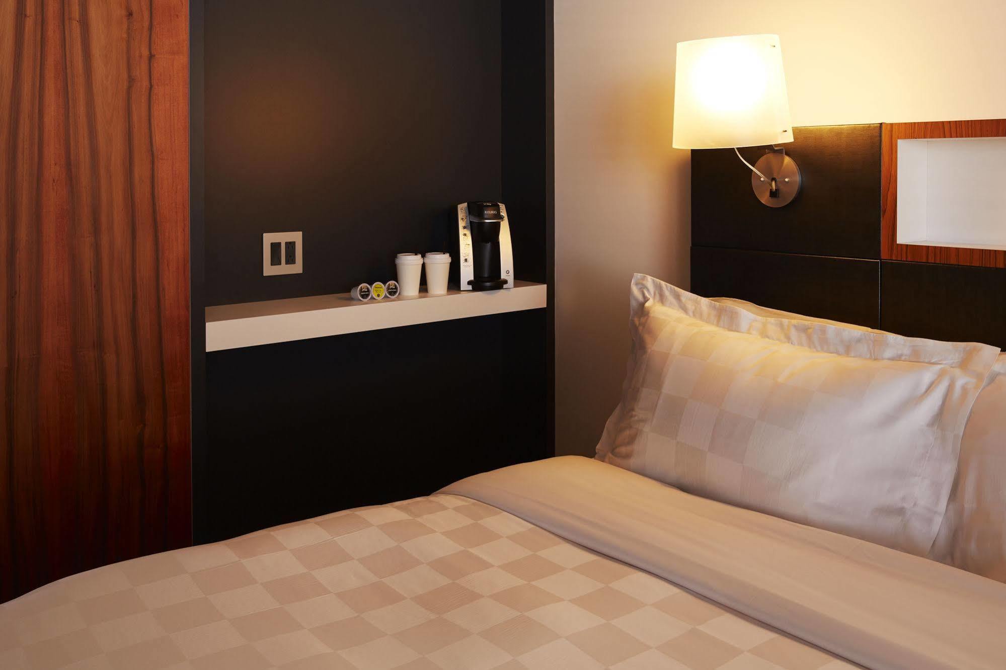 Hotel Alt Quartier Dix30 Бросард Екстериор снимка